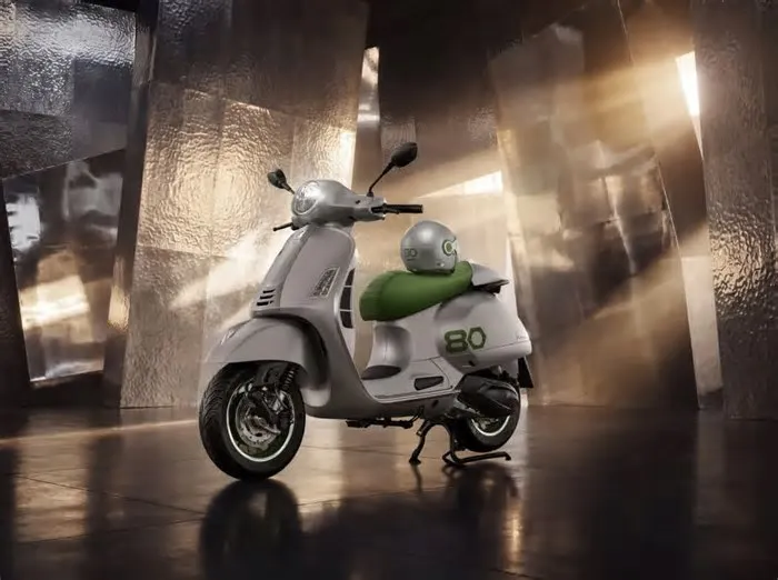A Vespa Edizione Ottantesimo foi apresentada em Roma, capital da Itália, durante a comemoração dos 80 anos do nascimento de um ícone do ...