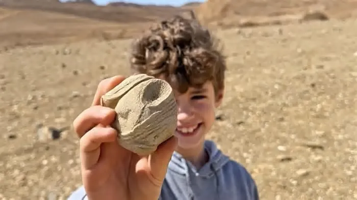Menino de oito anos encontra estatueta romana de 1.700 anos no deserto de Israel durante caminhada com sua família.