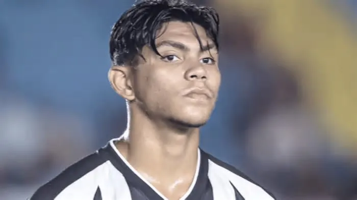 Zagueiro de 17 anos viveu trauma na infância que levou à sua dispensa no Flamengo e buscou a retomada da carreira atuando ...