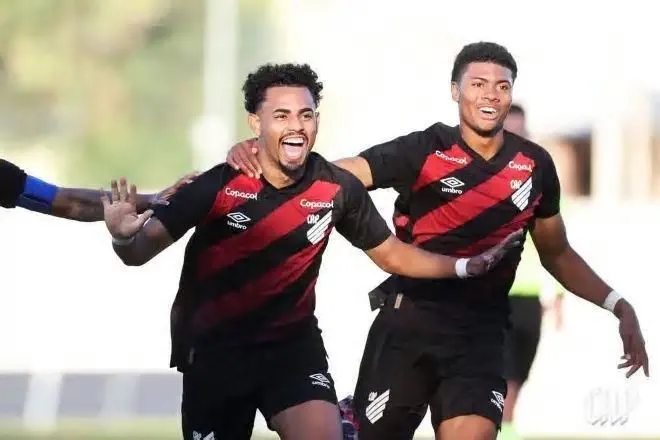 O Cruzeiro foi goleado por 3 a 0 pelo Athletico-PR na tarde desta quarta-feira (16), no CAT do Caju, em Curitiba (PR). A ...