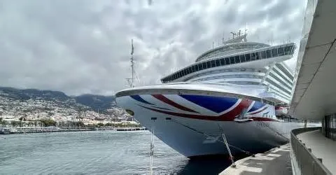 O navio de cruzeiro Ventura chegou na manhã desta quarta-feira ao Funchal, para uma escala de 11 horas, agenciada pela Blatas ...