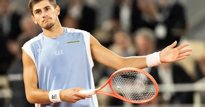 Flavio Cobolli está na final do torneio francês sem precisar de entrar em 'court' e vai defrontar Alexander Zverev na ...