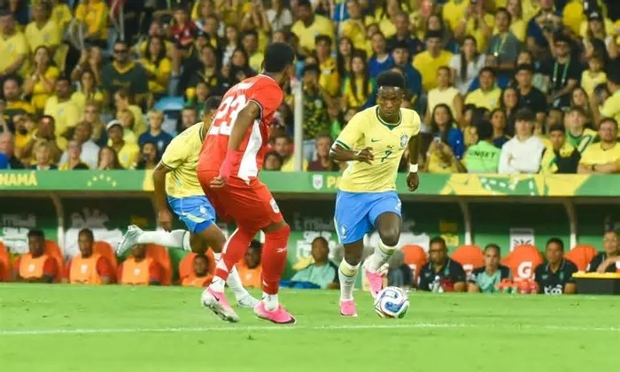 Seleção brasileira na Copa do Mundo de 2026, Vinícius Júnior enfrentando atleta do Marrocos. CARLOS SANTTOS/FOTOARENA/ESTADÃO ...