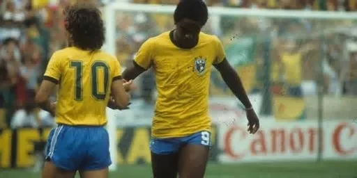 Descubra por que os shorts dos jogadores de futebol ficaram maiores ao longo das décadas. Entenda como moda, tecnologia e a ...