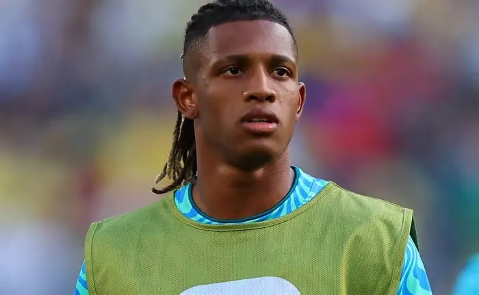 O camisa 8 do Glorioso vem deixando uma ótima impressão nos treinos e, segundo o jornalista André Hernan, pode virar titular ...