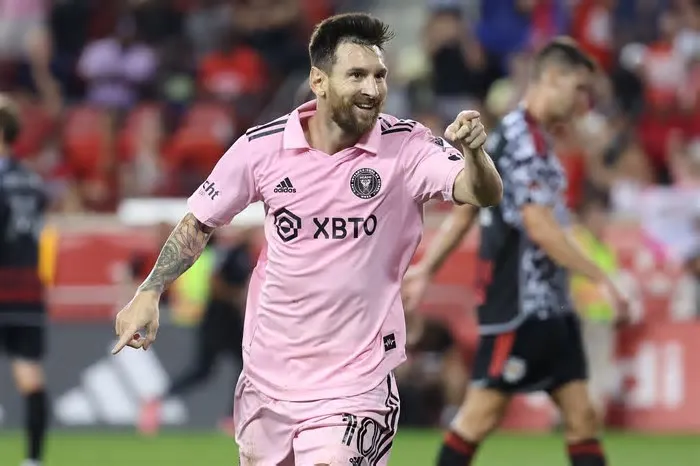 A Copa do Mundo começa nesta quinta (11) e vai contar, pela primeira vez, com dois jogadores com patrimônios bilionários ...