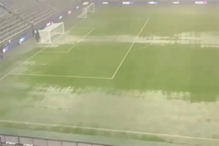 Um dia antes da Copa do Mundo, a partida foi atrasada por conta das condições metereológicas em Orlando, nos Estados Unidos ...
