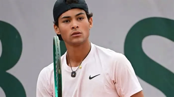 Brasileiro de 17 anos venceu o estadunidense Michael Antonius neste sábado (6), e se sagrou campeão de Roland Garros ...