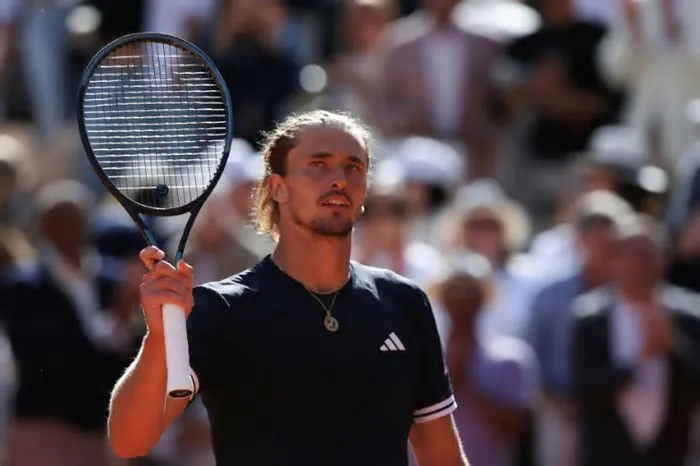 O tenista alemão Alexander Zverev, número 3 do mundo, se garantiu na final do torneio de Roland Garros ao eliminar nesta ...