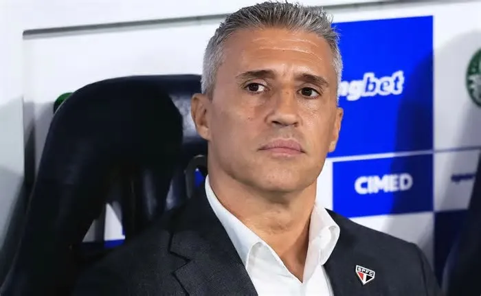 O técnico está livre no mercado desde a saída do São Paulo e é cotado para substituir Renato Gaúcho no Gigante da Colina ...