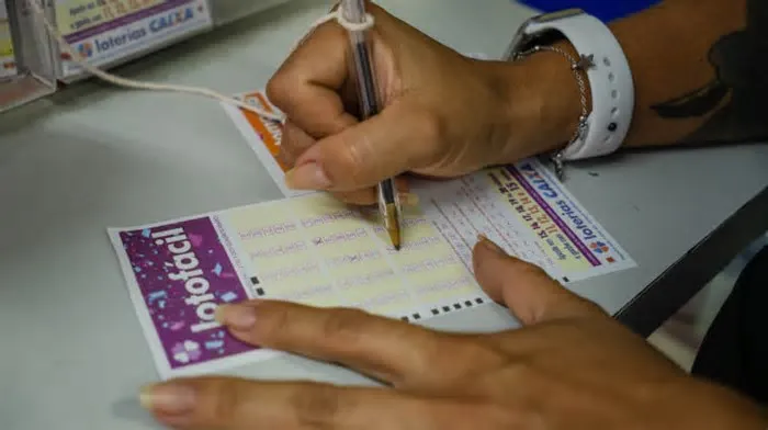 O resultado da Lotofácil Concurso 3703 é divulgado hoje, sexta-feira, 5 de junho de 2026 (5/6/26). O prêmio é de R$ 10 ...
