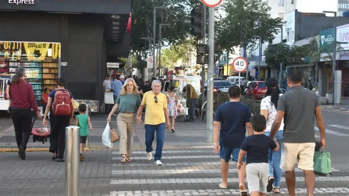A Lotofácil é uma das loterias mais populares no Brasil, com sorteios realizados seis vezes por semana, de segunda a sábado; ...