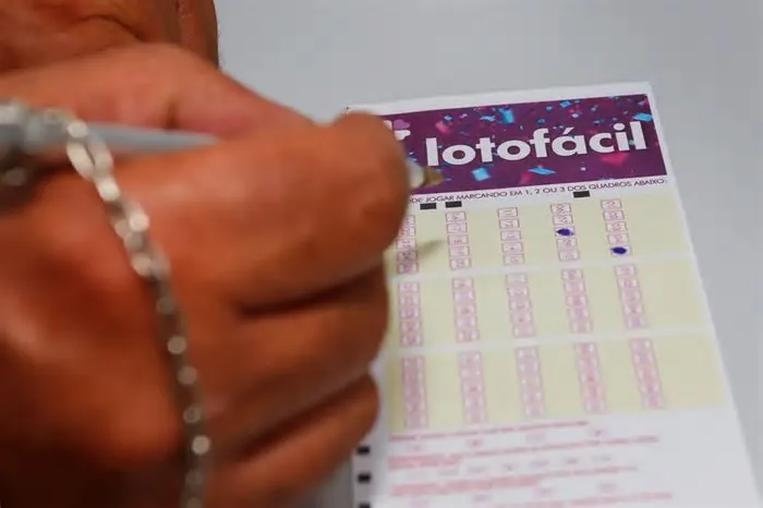 Confira o Resultado Lotofácil concurso 3703 desta sexta (05/06/2026). Acompanhe o sorteio a partir das 21h; prêmio estimado ...