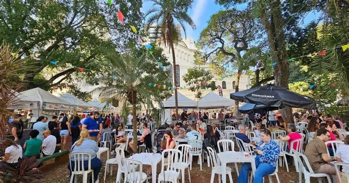 Com entrada gratuita ao lado do metrô, a 25ª edição do Arraiá de Moema reúne dezenas de barracas de comidas típicas, shows de ...
