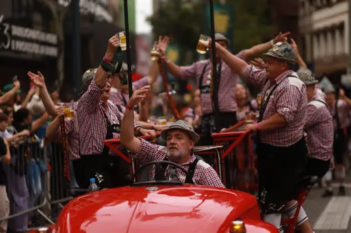 Foram definidas as datas e os horários para os desfiles da Oktoberfest Blumenau 2026, com uma novidade para a 41ª edição da ...