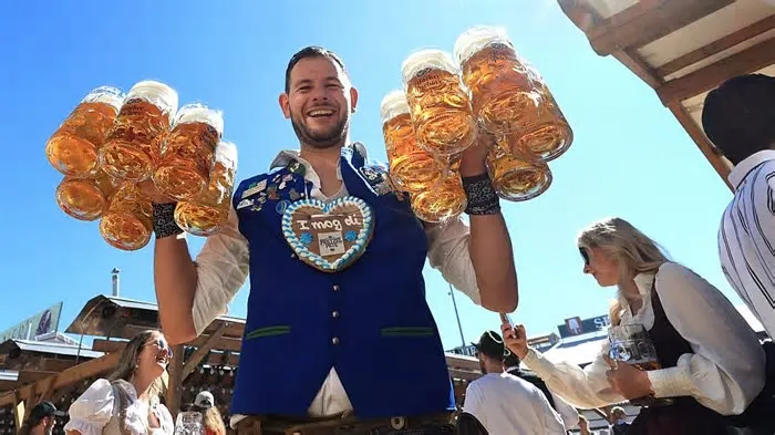 Vídeo. Dia dos Cervejeiros de Munique 2026 leva procissões, cerimónias e festejos da cerveja a Marienplatz e Viktualienmarkt, ...