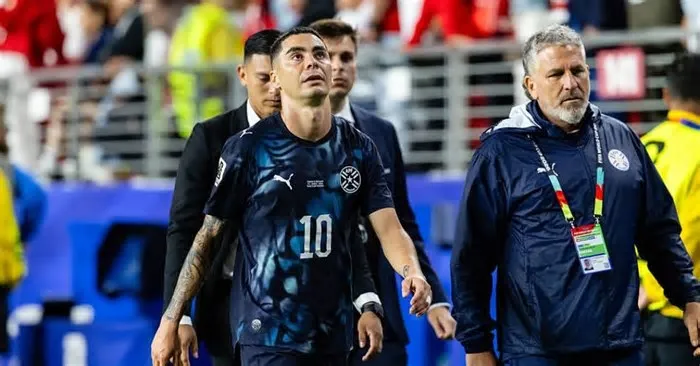 O atacante Miguel Almirón, da seleção paraguaia, foi expulso nessa sexta-feira, 19, ao tampar a boca com a mão para ...