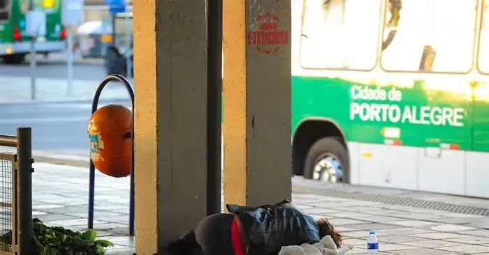 Dados do CadÚnico indicam um aumento significativo de pessoas em situação de rua a partir de 2020 Porto Alegre concentra ...
