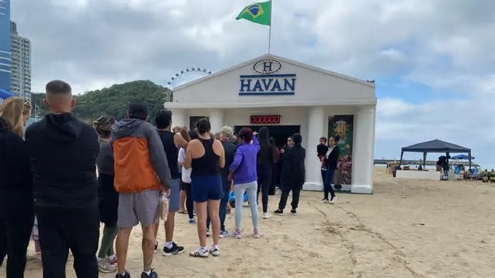 Uma casa da Havan foi levantada na orla da praia de Balneário Camboriú, no Vale do Itajaí, e um cronômetro misterioso gerou ...