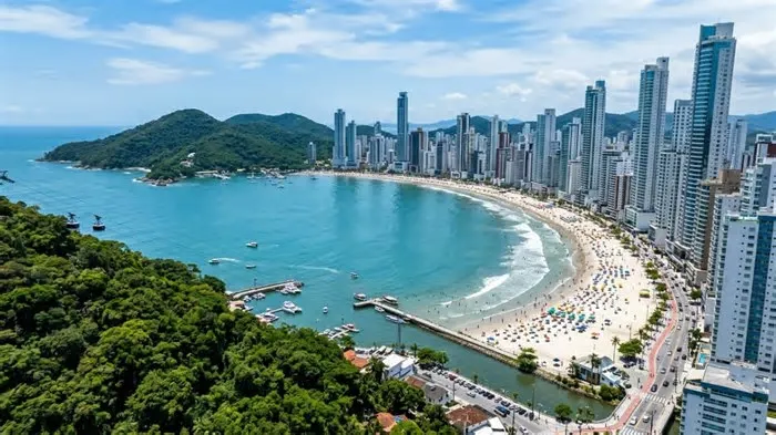 Conhecida como a Dubai brasileira, Balneário Camboriú ergue um skyline de arranha-céus diante do mar que não tem igual no ...