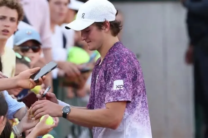 Carlos Alcaraz também exibiu um Rolex na final de 2025 do Roland Garros, com um Daytona em ouro amarelo e mostrador turquesa, ...