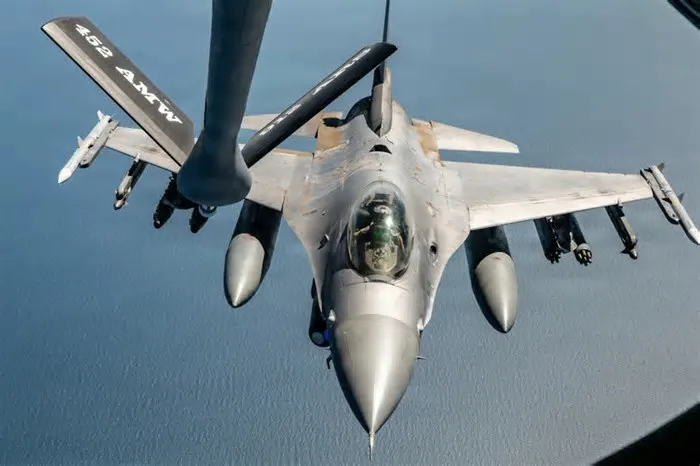 Les États-Unis prévoient de réduire considérablement le nombre d’avions et de navires de guerre qu’ils mettent à la ...