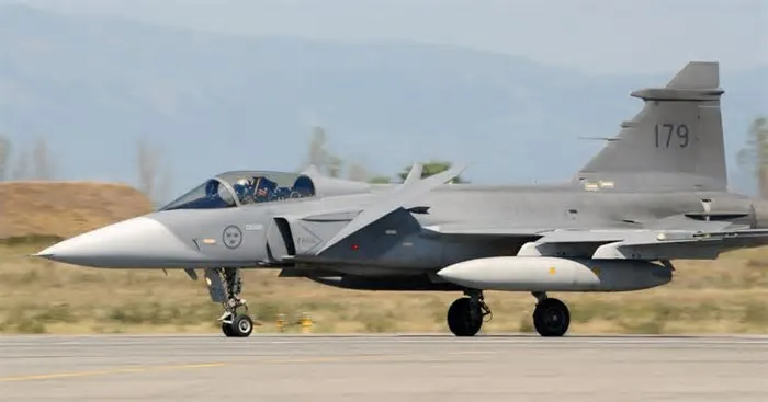 La Suède a annoncé samedi avoir fait décoller en urgence deux paires de chasseurs JAS 39 Gripen pour intercepter deux avions ...