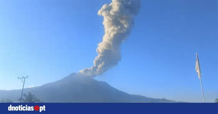 Um vulcão na ilha turística de Flores, no leste da Indonésia, entrou em erupção por diversas vezes, levando ao encerramento ...