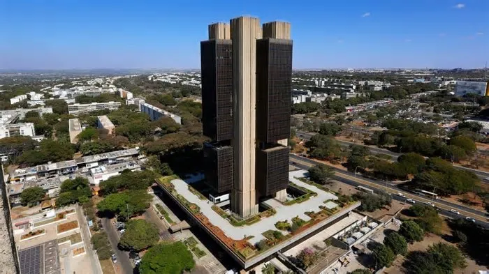 Economista da Blue3 Investimentos avalia que desfecho diplomático entre Washington e Teerã alivia ativos de risco, mas não ...