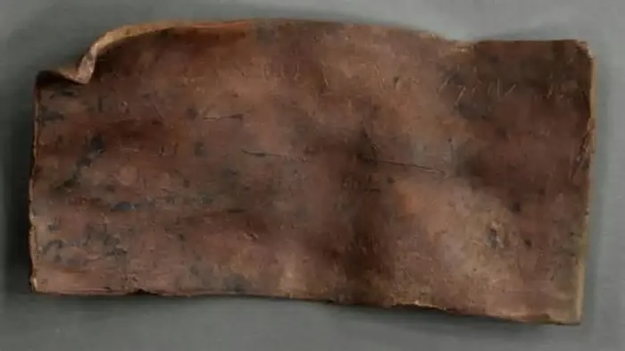 Inscrição em grego com referências a divindades egípcias foi descoberta em um antigo assentamento romano; peça revela ...