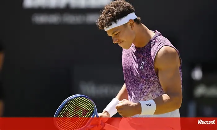O tenista norte-americano Ben Shelton, número cinco do mundo, conquistou hoje o terceiro troféu da temporada no circuito ATP, ...