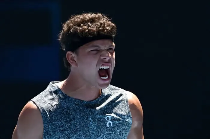 Após salvar três match points no torneio, americano derrota compatriota na final e fatura o primeiro título em relva da ...