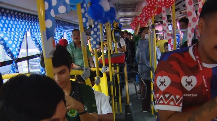 Além de procurar um assento disponível, os passageiros também escolhem de qual lado do ônibus desejam viajar, em uma ...