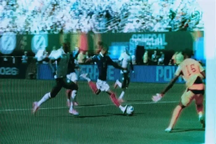 Francesa viraliza ao fotografar o Mundial pela TV após ter credencial negada, criando movimento que inspira profissionais ...