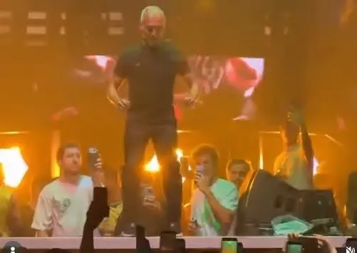 Registro foi publicado pelo influenciador Jon Vlogs e mostra o senador e ex-jogador sobre o palco de uma casa noturna nos ...