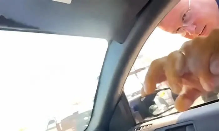 Un video muestra a un policía de Guaymas apuntando con un arma a un ciudadano durante una infracción de tránsito.