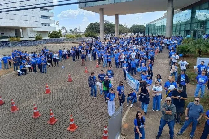 Servidores do Banco de Brasília (BRB) e representantes do Sindicato dos Bancários realizam, na manhã desta terça-feira (9/6), ...