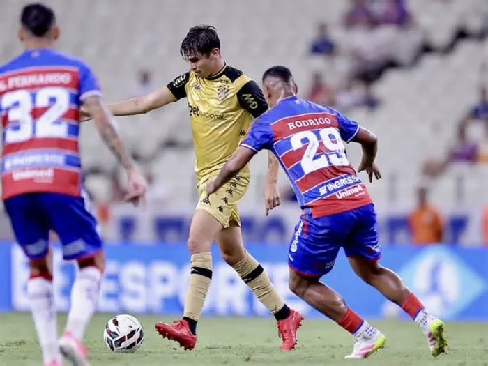 Sofrendo mais um gol na reta final da partida, o Sport foi derrotado pelo Fortaleza, por 2 a 1, neste domingo (28), na Arena ...