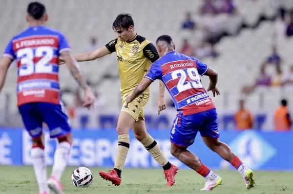 Sport reagiu no segundo tempo, mas levou um gol no apagar das luzes e foi derrotado outra vez para o Fortaleza ...