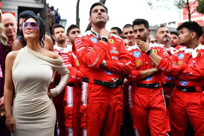A socialite e empresária Kim Kardashian assistindo à premiação do Grande Prêmio de Mônaco de Fórmula 1, em 7 de junho de 2026 ...