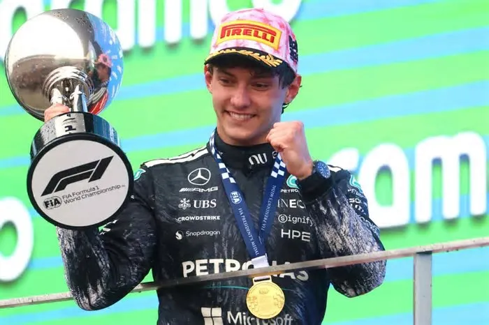 A ressaca doce do Grande Prémio do Mónaco ainda se faz sentir no rosto de Kimi Antonelli, mas o jovem prodígio da Mercedes já ...