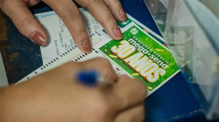 A Caixa Econômica Federal (CEF) alterou o horário do sorteio da Mega-Sena, Concurso 3018, deste sábado, 13, em razão da ...