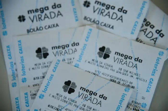 Os sorteios da Mega-Sena ocorrem três vezes por semana, às terças, quintas e sábados. Ele foi realizado excepcionalmente às ...