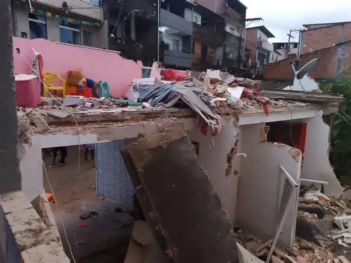 Uma criança de nove anos ficou soterrada após a casa onde ela mora desabar no bairro de Pirajá, em Salvador, na manhã deste ...