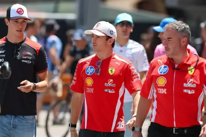 Charles Leclerc não poupou críticas após o incidente que o levou a embater nas barreiras na curva Antony Noghes durante o ...