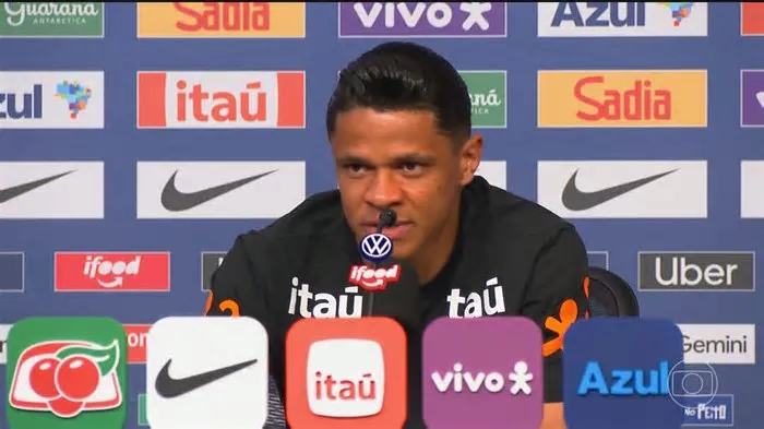Ele ultrapassou concorrentes lembrados por diferentes treinadores e se tornou o segundo jogador que mais atuou na lateral ...