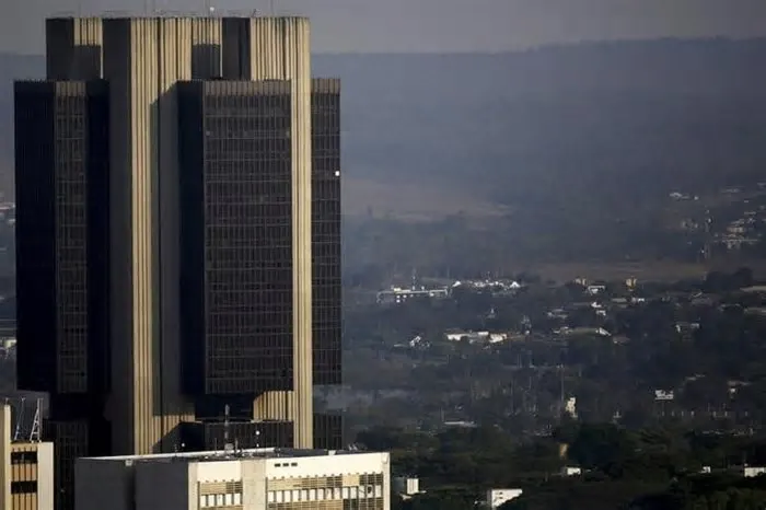 As taxas das Notas do Tesouro Nacional – Série B (NTN-Bs) também seguiram elevadas nesta sexta-feira, apesar de leve ...