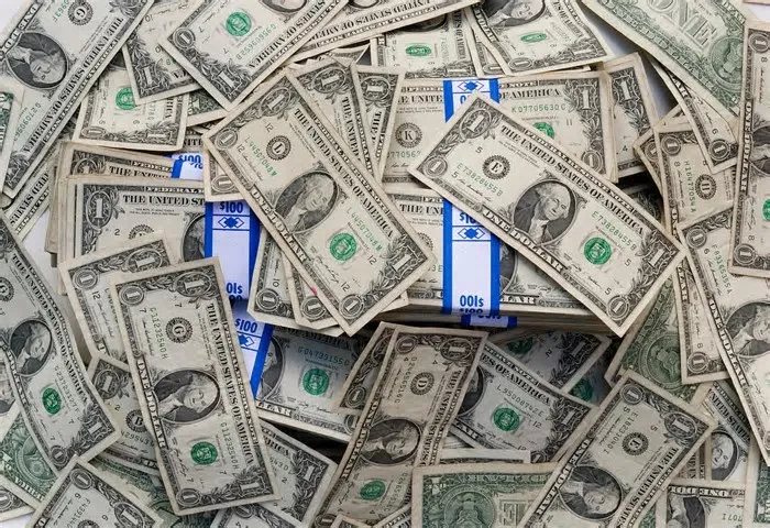 Dólar hoje congela em R$ 5,0684 sem variação no último pregão. Confira impacto nos preços e como a Selic a 14,5% afeta ...