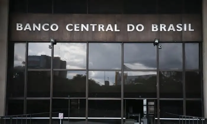 Cenário macroeconômico "menos benigno" levou banco americano a revisar projeção; pausa prolongada deve durar até meados de ...
