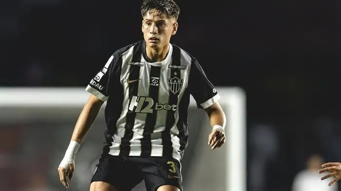 Contratado pelo Atlético cercado de expectativa, o jovem zagueiro Iván Román tem futuro indefinido no clube mineiro.